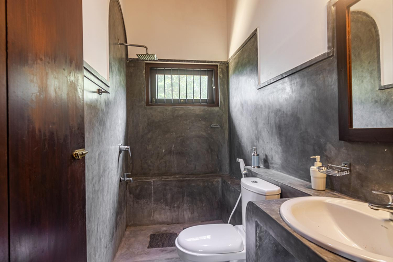 Bathroom 2, Lion's Rest, Weligama