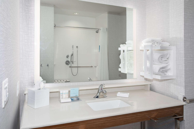 Bathroom, Hampton Inn & Suites Watsonville, Santa Cruz