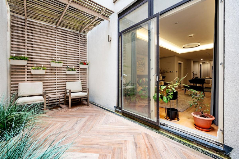 Others 3, Three Bed, Luxurious Leicester Square Duplex, London