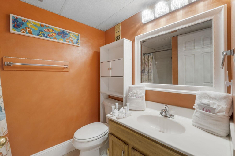 Bathroom 1, Moondrifter 207, Bay