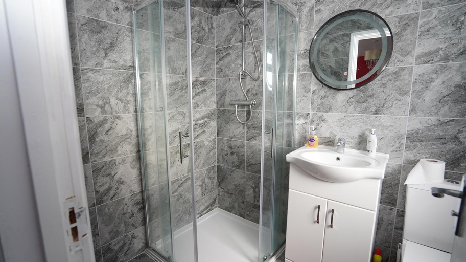 Bathroom 2, 59B Comfortable 3 Bedroom House By Easy 2 Manage, London
