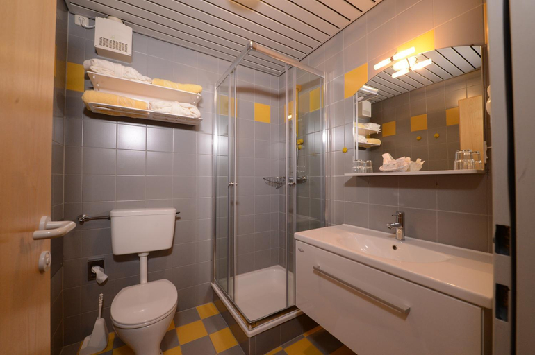 Bathroom 2, Strandhotel Faak, Villach Land