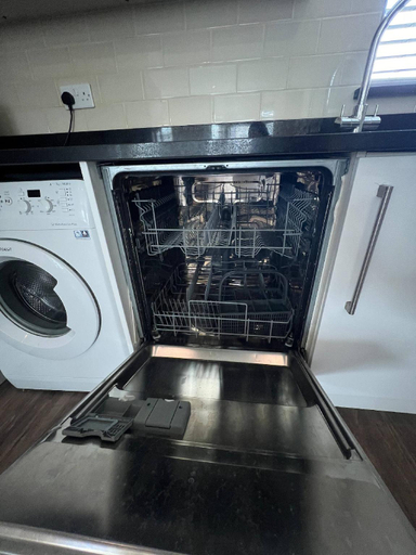 Others 5, Vibrant and Cosy London Apartment, London