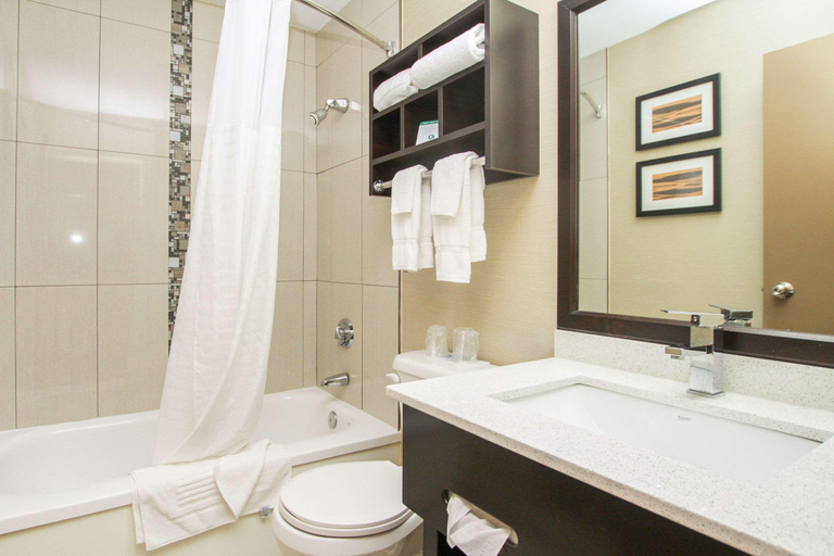 Bathroom 4, Comfort Inn (Cornwall), Stormont, Dundas and Glengarry
