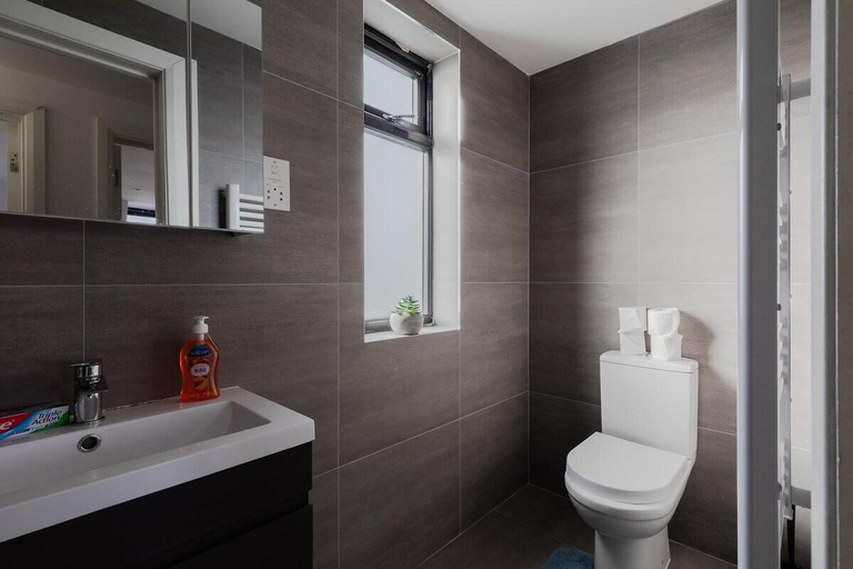 Bathroom 3, West Ealing Prime Serviced Apartments, London