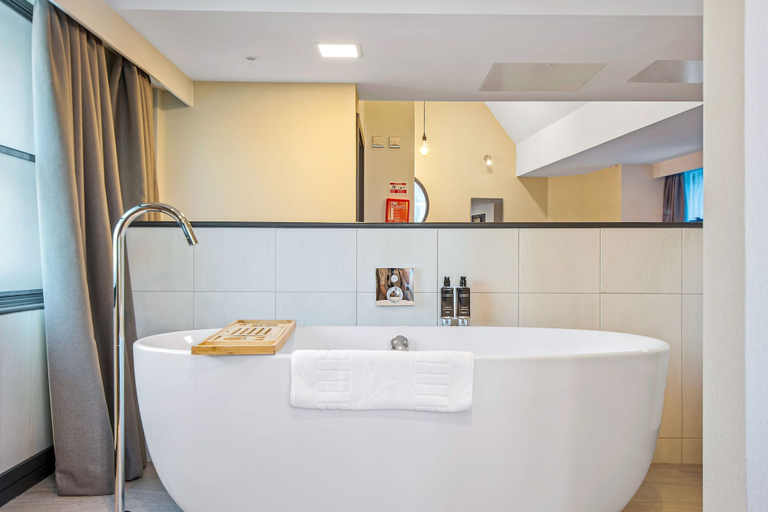 Bathroom 4, Roomzzz Manchester Victoria, Manchester