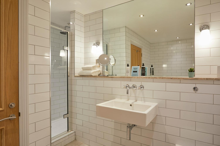 Bathroom 4, The Swan, Streatley, Berkshire, West Berkshire