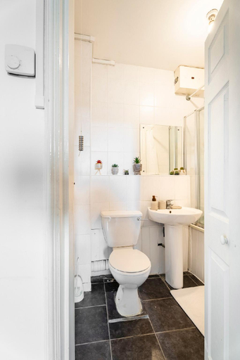 Bathroom 3, Cozy Apt in Central London, London
