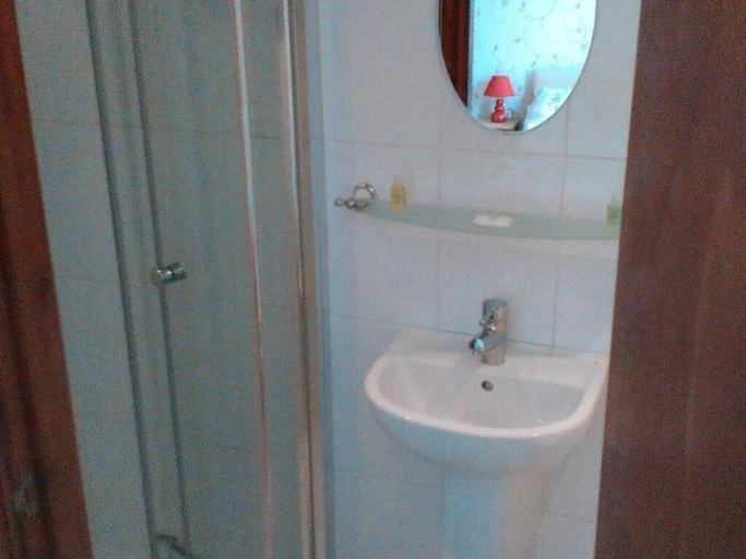 Bathroom 2, Edward Hotel - Guest House, Blackpool