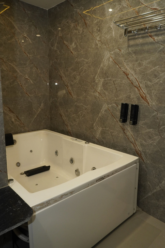 Bathroom 4, HR Premium Stay, Indore