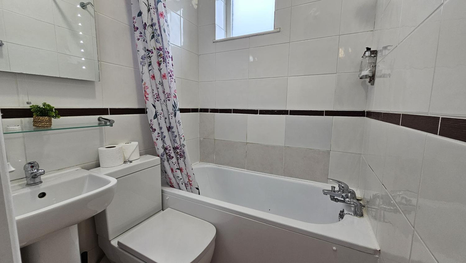 Others 5, Newly renovated Studios & Ensuite Rooms-Camberwell, London