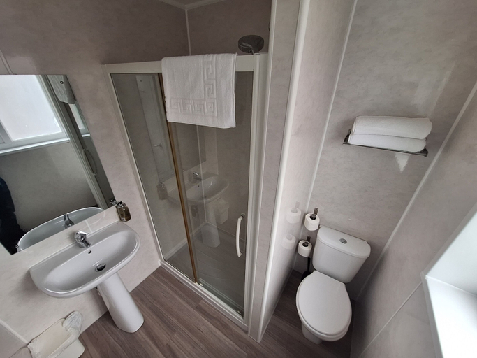 Bathroom 5, Stockwood Hotel, Luton