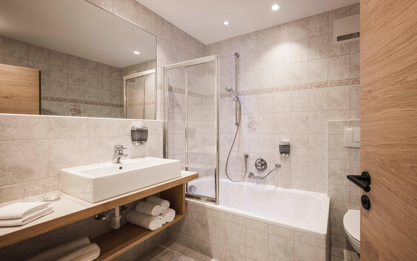 Bathroom 3, Hotel Alpenhof, Bolzano