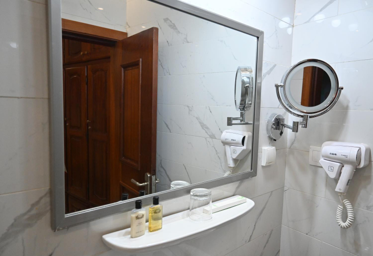 Bathroom 5, GRAND Hotel Akwa, Wouri