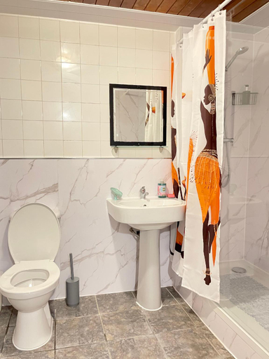 Bathroom, Shepherds House Spacious 3/4 Bedroom, London