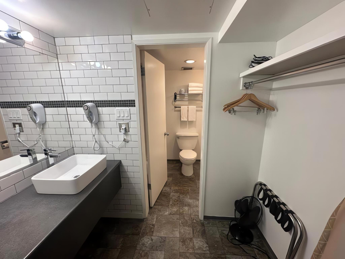 Bathroom 4, Divya Sutra Plaza and Conference Centre Vernon, North Okanagan