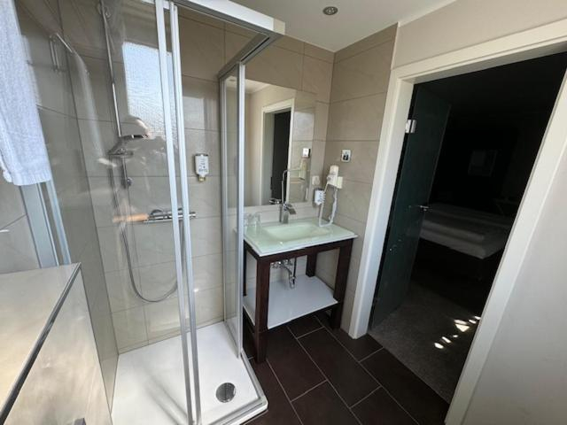 Bathroom 5, L'Escala, Offenbach