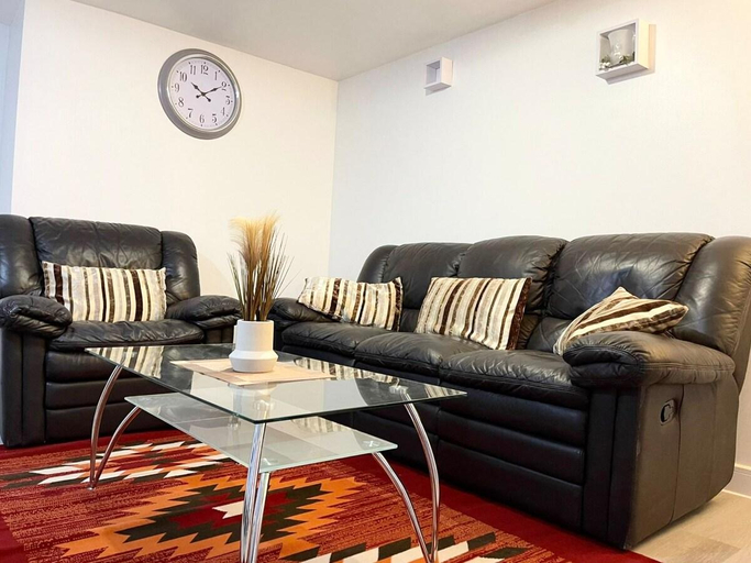 Others 5, Crescent 2 beds Apartment, London
