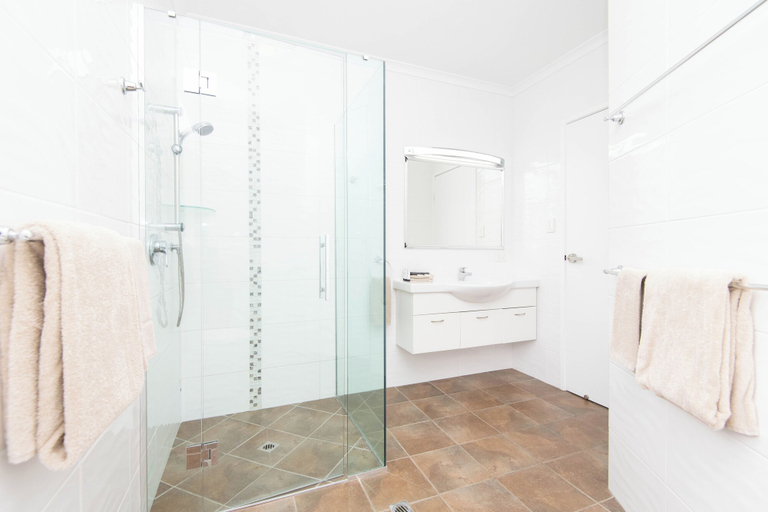 Bathroom 4, Whispering Pines, Norfolk Island