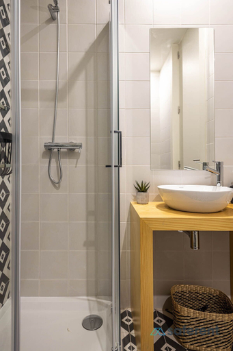 Bathroom, Bonja1 Light-filled Apartment w/ Balcony +AC, Porto