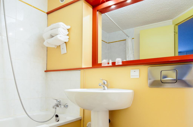 Bathroom 4, Comfort Hotel Montlucon, Allier