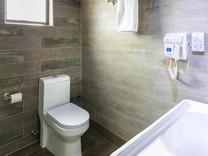 Bathroom 5, Madamz Bed & Breakfast Guest House, Gaborone