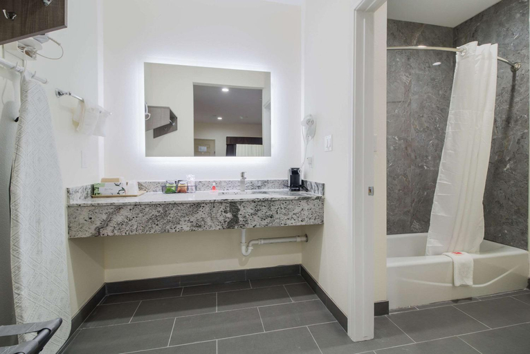 Bathroom 2, Regency Inn & Suites Humble FM1960 - IAH Airport, Houston