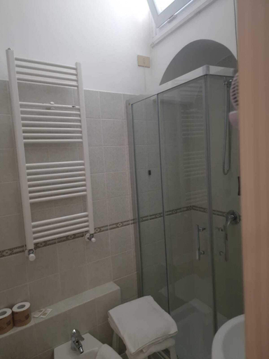 Bathroom 4, Hotel La Perla, Salerno