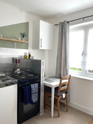 Others 5, Crescent 1 bed Apartment, London