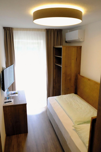Bedroom 5, Pension Sunnhofer, Bolzano
