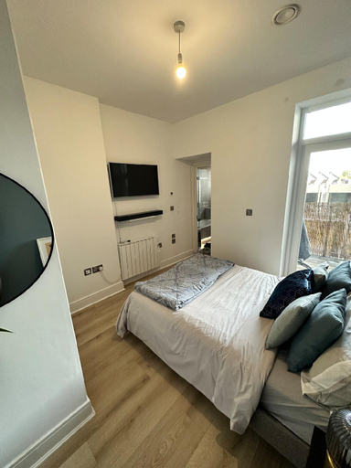 Others 3, West London Luxury Oasis, Ealing Broadway!, London
