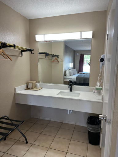 Bathroom 3, Travelers Rest Motel, Washington
