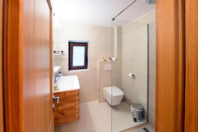Bathroom 3, Casa Lucretia, Vama