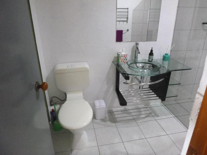 Bathroom 3, 90 Mile Paradise, Far North