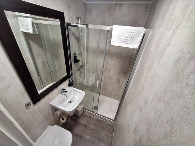 Bathroom 5, Stockwood Hotel, Luton