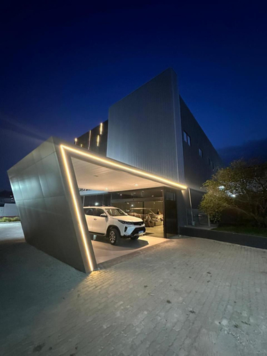 Exterior & Views