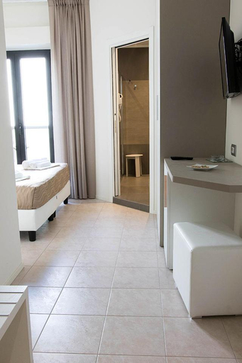 Others 4, Hotel Monica, Rimini
