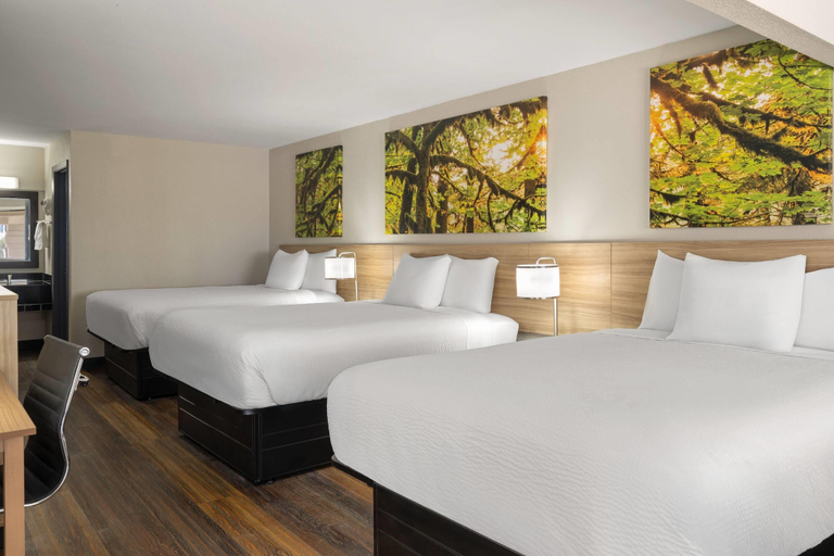 Bedroom 3, Days Inn & Suites by Wyndham Byram, Hinds