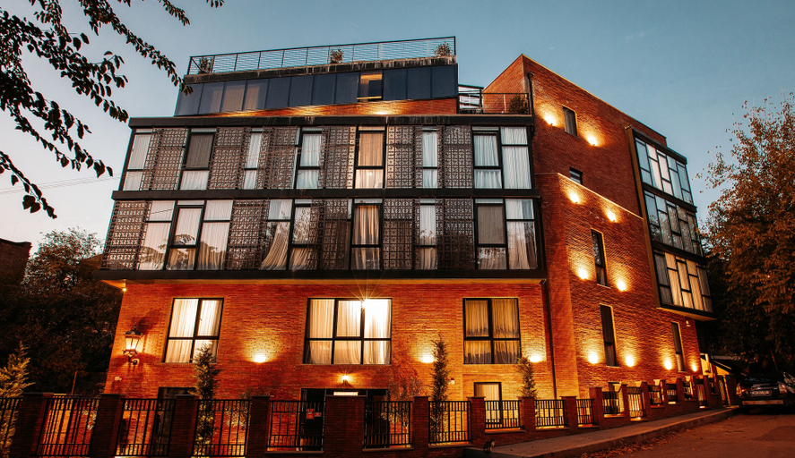 Exterior & Views