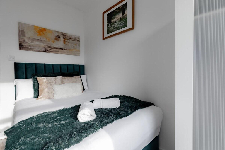 Bedroom 2, Harrow Road Vibrant Apartments!, London