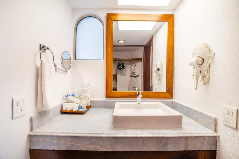 Bathroom 4, Vamar Vallarta Marina & Beach Resort - All Inclusive, Puerto Vallarta