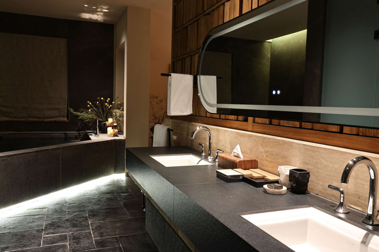 Bathroom 4, Miss or Dismiss, Chongqing