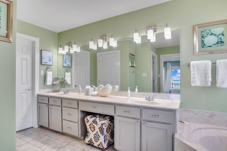Bathroom 2, Crandalls Cottage, Nueces