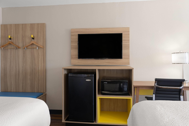Bedroom 3, Days Inn & Suites by Wyndham Byram, Hinds
