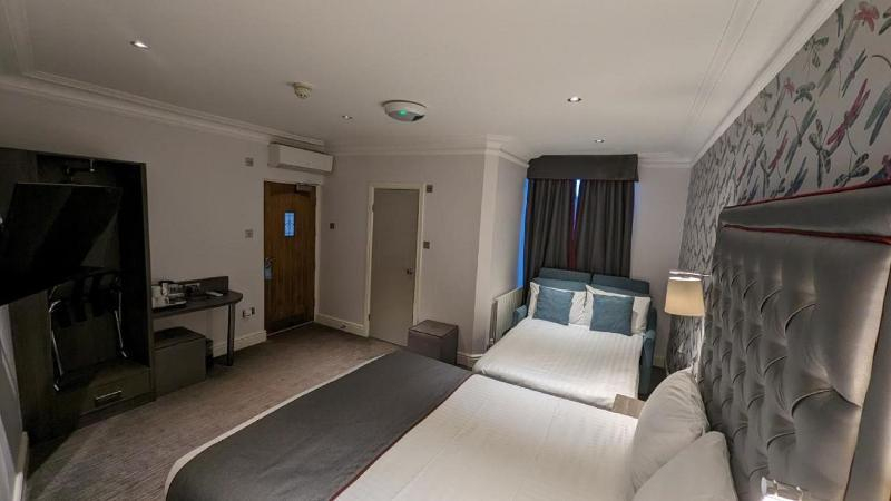 Bedroom 3, The Beverley Hotel London - Victoria, London