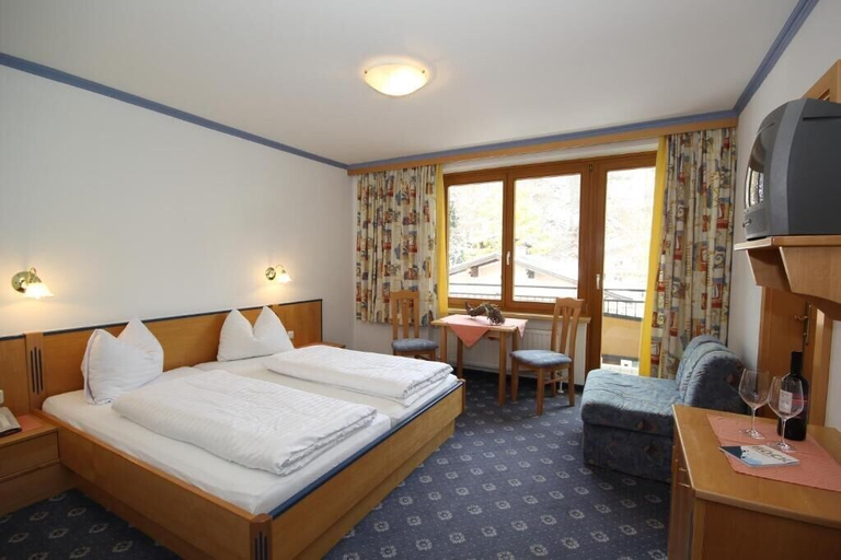 Bedroom 3, Hotel Bärenbachhof, Zell am See