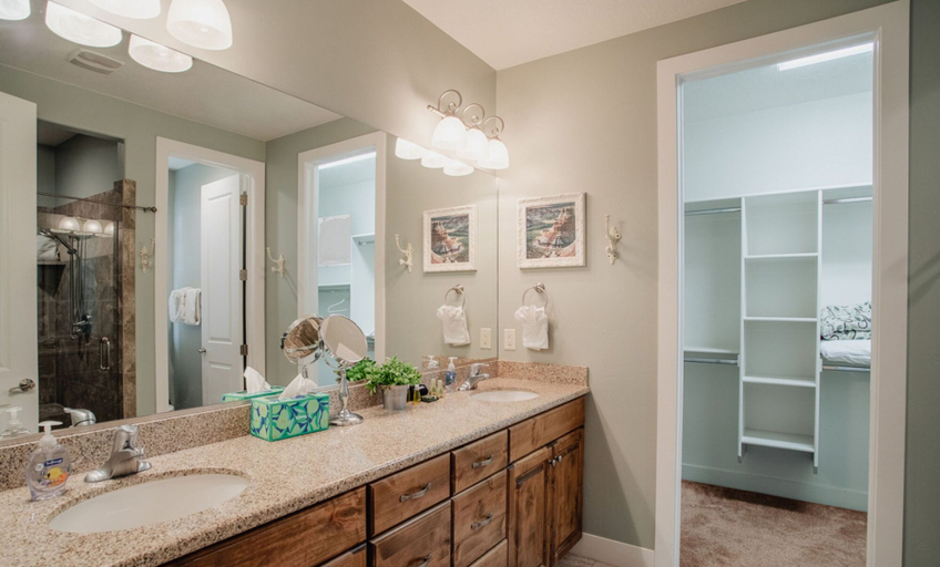 Room 5, Paradise Village 3 - Grand View Estates, Washington