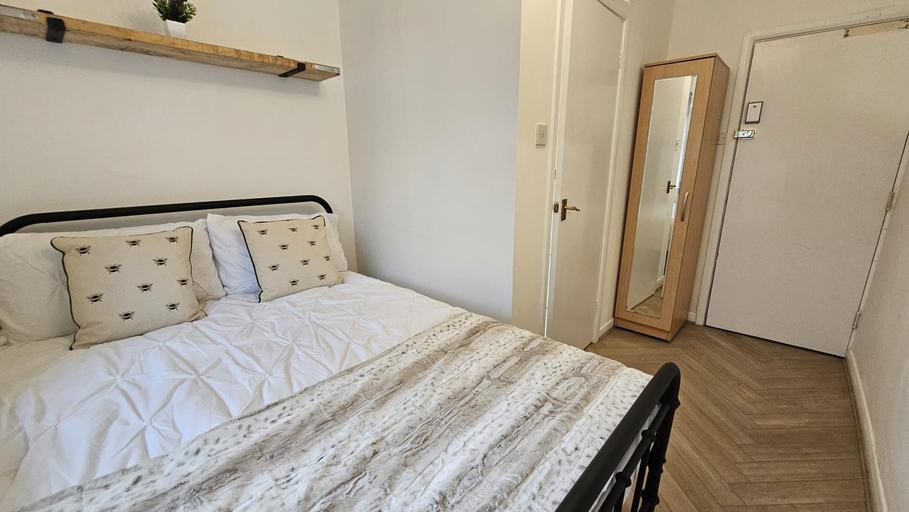 Others 4, Newly renovated Studios & Ensuite Rooms-Camberwell, London