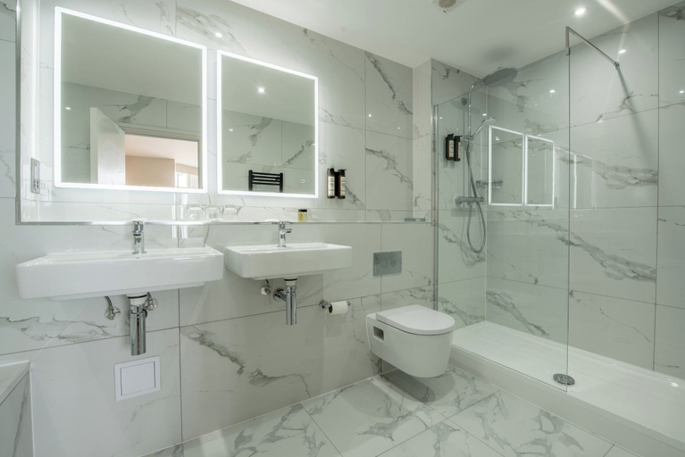 Bathroom 5, The Imperial Hotel, Pembrokeshire