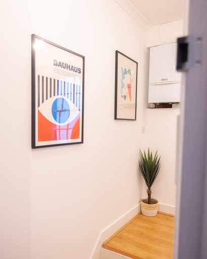 Others 5, Spacious two-bed apartment 100m from Trafalgar sqr, London